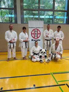 Read more about the article Das Jugendtrainer-Team mit dem neuen Shito-Ryu-Büchlein